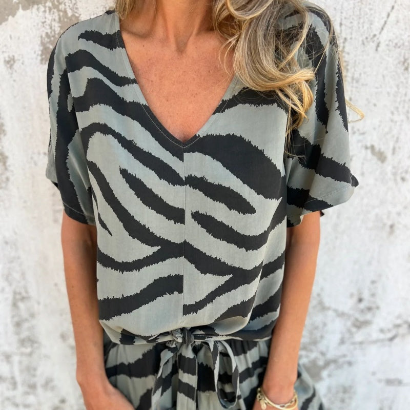 Gilberta – Zweiteiler aus Top mit V-Ausschnitt und Hose mit Zebra-Print