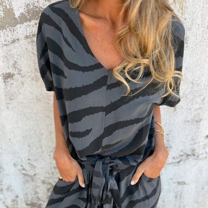 Gilberta – Zweiteiler aus Top mit V-Ausschnitt und Hose mit Zebra-Print