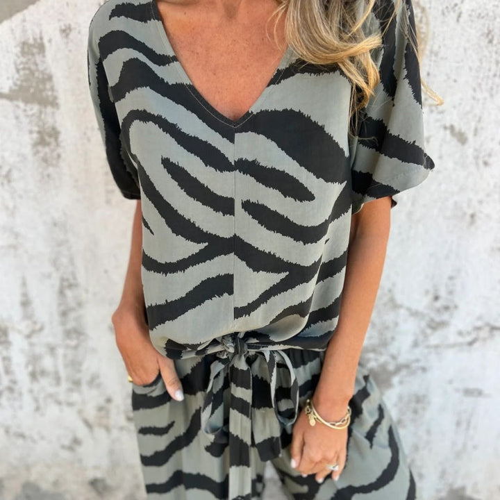 Gilberta – Zweiteiler aus Top mit V-Ausschnitt und Hose mit Zebra-Print