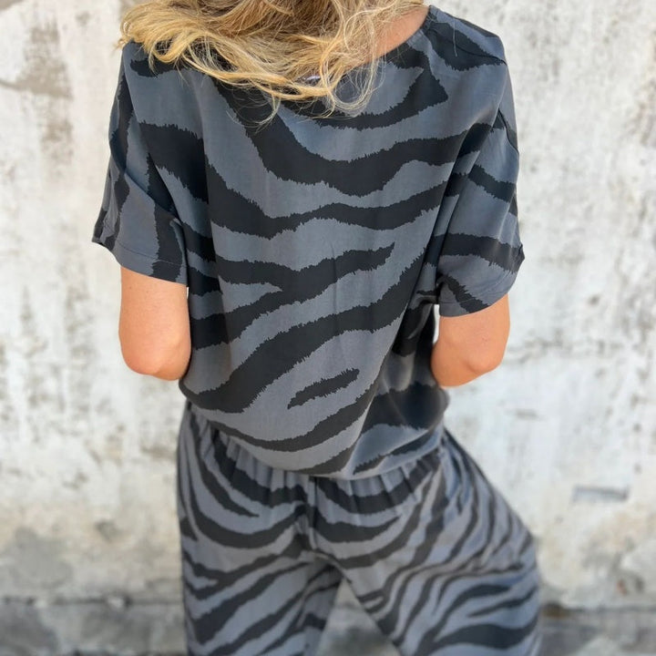 Gilberta – Zweiteiler aus Top mit V-Ausschnitt und Hose mit Zebra-Print