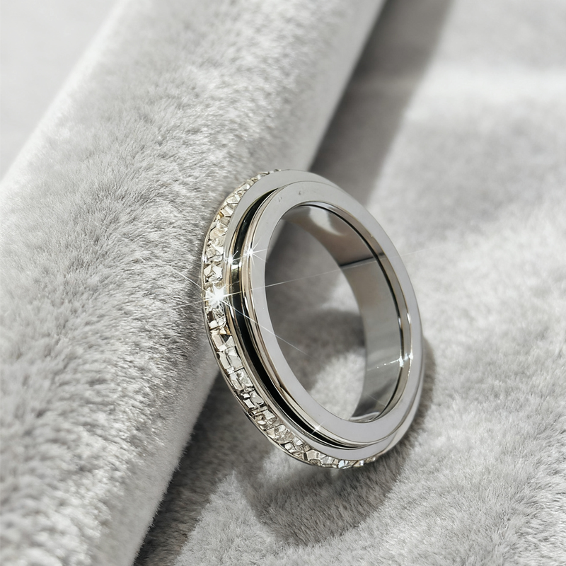 Nubia – Luxuriöser Drehbarer Spinnerring aus Stahl