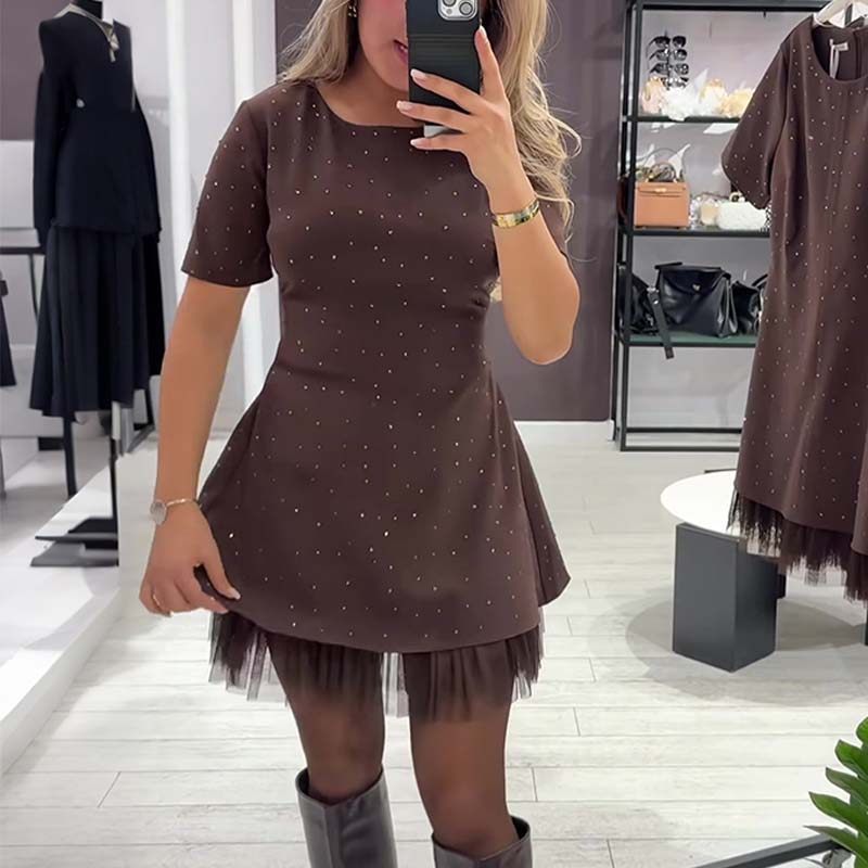 Fawnia – Glitzerndes Minikleid mit kurzen Ärmeln und Spitzenbesatz