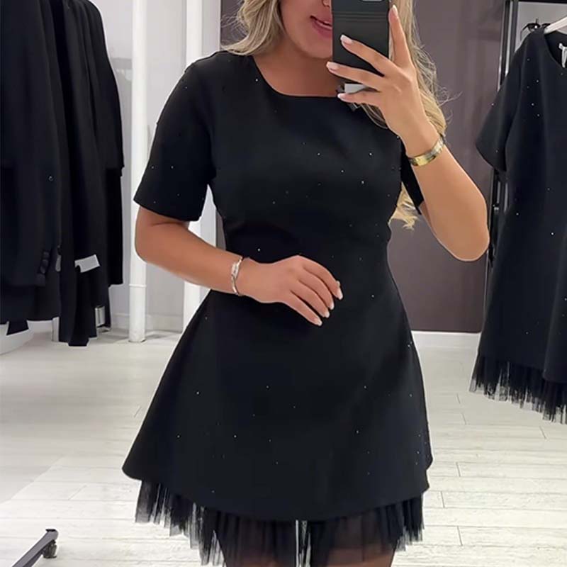 Fawnia – Glitzerndes Minikleid mit kurzen Ärmeln und Spitzenbesatz