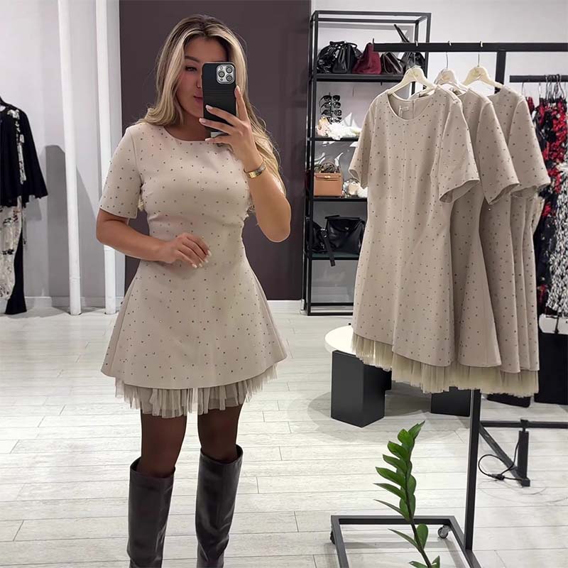 Fawnia – Glitzerndes Minikleid mit kurzen Ärmeln und Spitzenbesatz