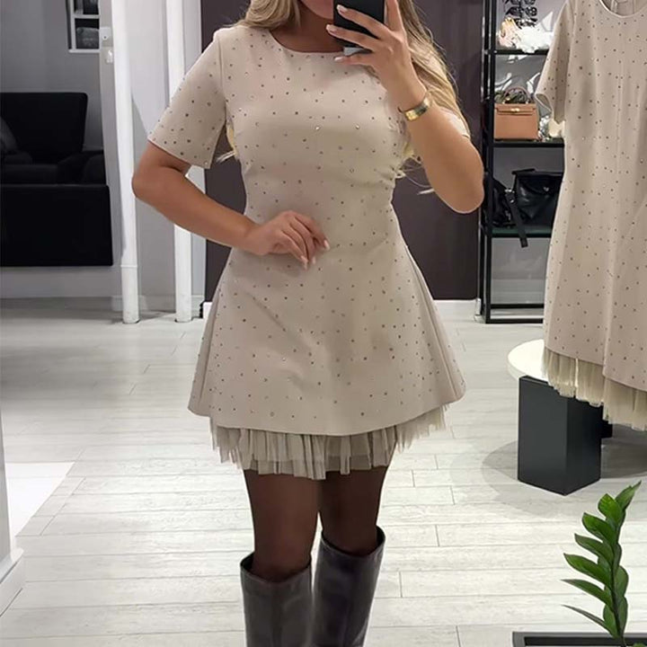 Fawnia – Glitzerndes Minikleid mit kurzen Ärmeln und Spitzenbesatz