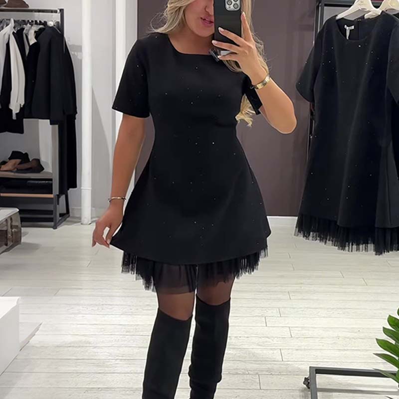 Fawnia – Glitzerndes Minikleid mit kurzen Ärmeln und Spitzenbesatz