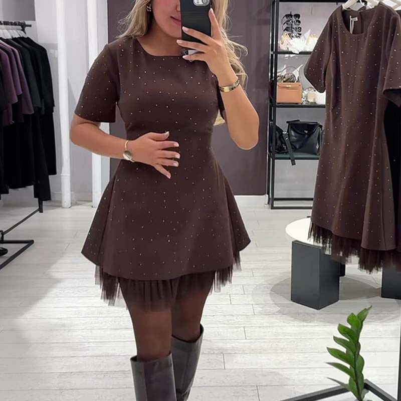 Fawnia – Glitzerndes Minikleid mit kurzen Ärmeln und Spitzenbesatz