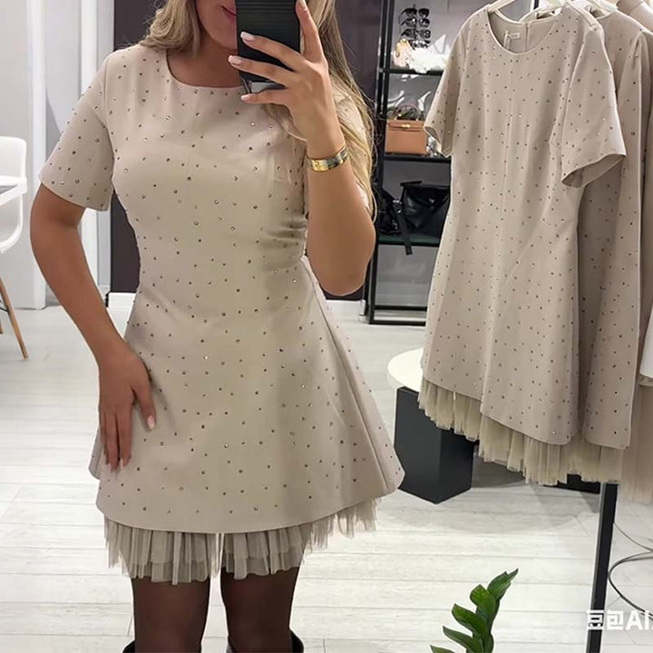 Fawnia – Glitzerndes Minikleid mit kurzen Ärmeln und Spitzenbesatz