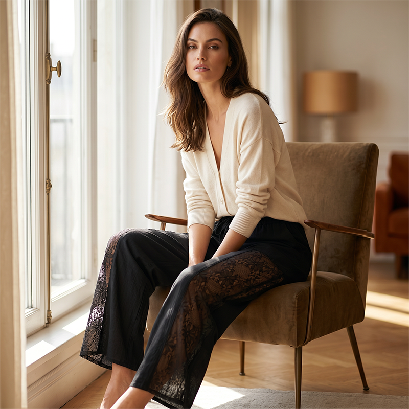 Qerina – Hose Mit Zarten Spitzen-Einsätzen Mit Blumenmuster